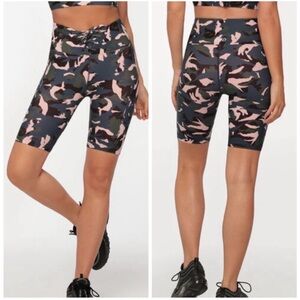 Lorna Jane off duty camo lace up bike shorts size S